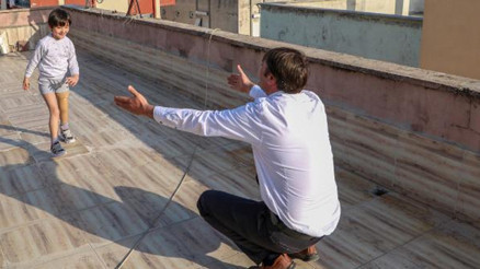 Özge, yeni proteziyle yürümek için kısıtlamada çatıda çalışıyor