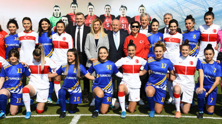 Ünlü kadınlar yeşil sahada