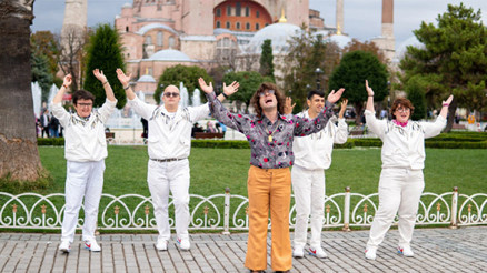 Bee Gees’in Stayin’ Alive şarkısı engelli gençlerin sesi oldu Bee Gees’in Stayin’ Alive şarkısı engelli gençlerin sesi oldu