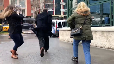 Sahte hoca duruşma sonrası gazetecilerden koşarak uzaklaştı