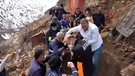 İş makinesinin üzerine toprak kaydı; operatör güçlükle kurtarıldı İş makinesinin üzerine toprak kaydı; operatör güçlükle kurtarıldı