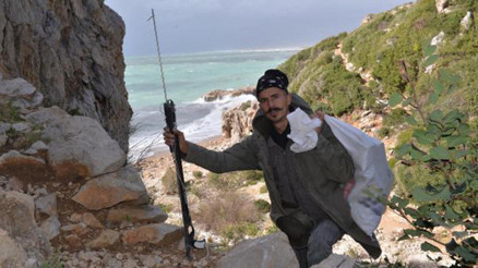 Şehir hayatını bırakıp dağ evine yerleşti, geçimini balıkçılıkla sağlıyor