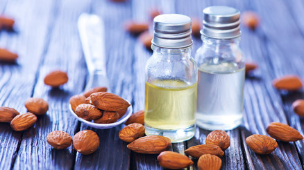 Tatlı badem yağı ne işe yarar, kullanım alanları nelerdir İşte tatlı badem yağının faydaları Tatlı badem yağı ne işe yarar, kullanım alanları nelerdir İşte tatlı badem yağının faydaları