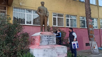 Tekirdağ da Atatürk heykeline çirkin saldırıda bulunan şüpheli görüntüden tespit edildi Tekirdağ da Atatürk heykeline çirkin saldırıda bulunan şüpheli görüntüden tespit edildi