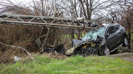 Cipin çarptığı metal elektrik direği, iki parça oldu