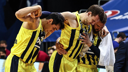 Fenerbahçede Jan Vesely ve De Colo şoku Barcelona maçında sakatlandı