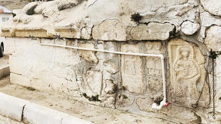 Tarihe zulüm Roma duvarına plastik çeşme