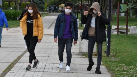 Çocukların sokağa çıkma yasağı ne zaman Hafta sonu sokağa çocuklar sokağa çıkabiliyor mu İşte 18 yaş altı sokağa çıkma izni saatleri