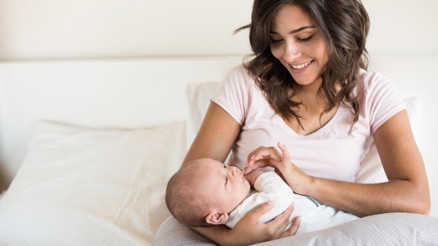 Bebek emzirmek orucu bozar mı Emziren anne oruç tutabilir mi Diyanetten açıklama Bebek emzirmek orucu bozar mı Emziren anne oruç tutabilir mi Diyanetten açıklama