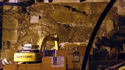 Ankarada inşaat kazısında temeli kayan apartmanda yıkım başladı