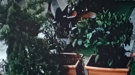 Beyoğlunda polisten kaçan soygun şüphelisi 3. kattan düştü