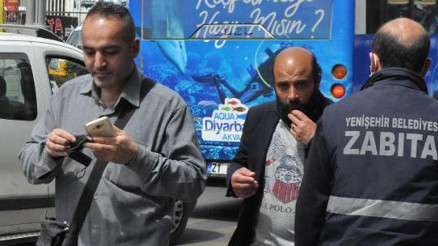 Sarıdan kırmızıya dönen Diyarbakırda zabıtayı gören maskesini taktı