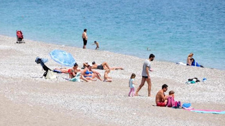 Antalyada sahiller turistlere kaldı