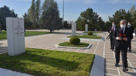 TBMM Başkanı Şentop, İstiklal Harbi kahramanlarının kabirlerini ziyaret etti