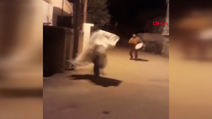 Üzerine çarşaf örtüp, sahurda davulcuyu korkuttu