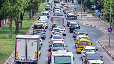 Antalyada tam kapanma yoğunluğu Trafik kilitlendi, kilometrelerce kuyruk oluştu Antalyada tam kapanma yoğunluğu Trafik kilitlendi, kilometrelerce kuyruk oluştu