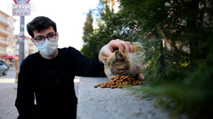 Hayvansever lise öğrencisi harçlıklarıyla sokaklardaki can dostlarını besliyor Hayvansever lise öğrencisi harçlıklarıyla sokaklardaki can dostlarını besliyor