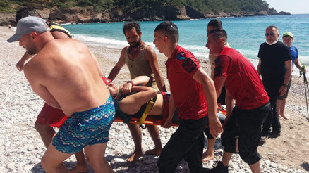 Fethiyede kayalıklardan düşerek ayağı kırılan ve mahsur kalan turist kurtarıldı Fethiyede kayalıklardan düşerek ayağı kırılan ve mahsur kalan turist kurtarıldı