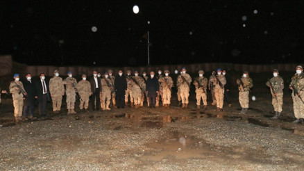Karsta Mehmetçik ile iftar yapan Bakan Soylu, şehit annelerinin Anneler Gününü kutladı Karsta Mehmetçik ile iftar yapan Bakan Soylu, şehit annelerinin Anneler Gününü kutladı
