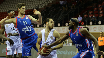Empera Halı Gaziantep Basketbol: 67 - Anadolu Efes: 83