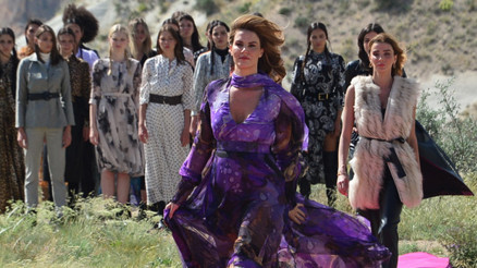 Ünlü mankenler podyumu salladı.... Peribacaları arasında defile