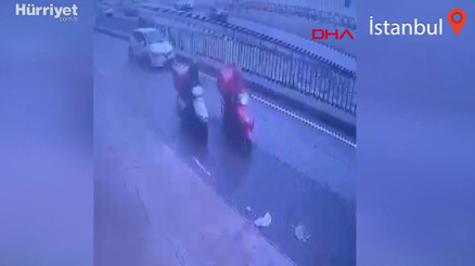Çekmeköyde motosikletli kurye, şerit değiştiren kuryeye böyle çarptı Çekmeköyde motosikletli kurye, şerit değiştiren kuryeye böyle çarptı