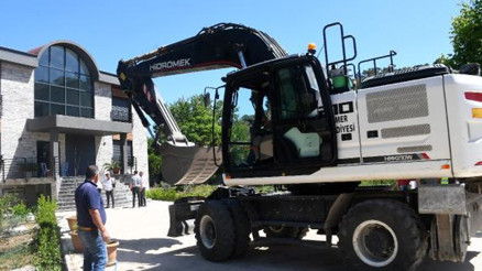 Eski Kemer belediye başkanı Mustafa Gülün eşinin kaçak villası yıkılıyor