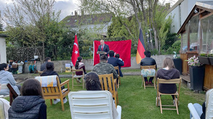 Örnek öğretmen evinin bahçesinde öğrencileriyle 19 Mayıs’ı kutladı