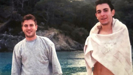 Oyuncu Burak Altay yakın arkadaşı Arda Öziriyi vefatının 4. yılında andı