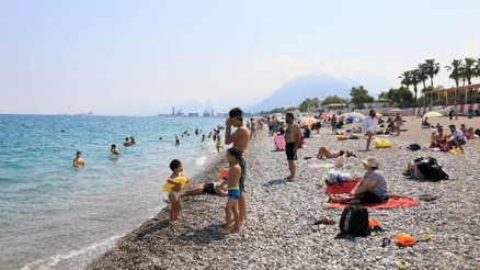 Konyaaltı Plajında kısıtlama öncesi yoğunluk