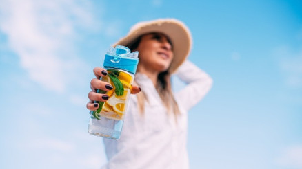 Limonlu suyun faydaları nelerdir ve neye iyi gelir Gece yatmadan ve aç karnına limonlu su içmek ve etkileri