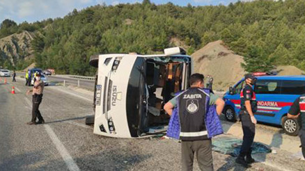Lösemili çocukları taşıyan midibüs devrildi: 25 yaralı