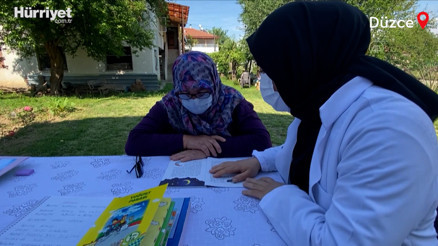 Fedakar öğretmenler eğitimi salgın sürecinde evlerinde kalan teyzelerin ayağına götürdü