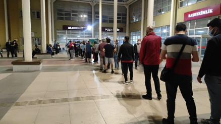 İstanbulda aşı kuyruğu akşam da devam etti