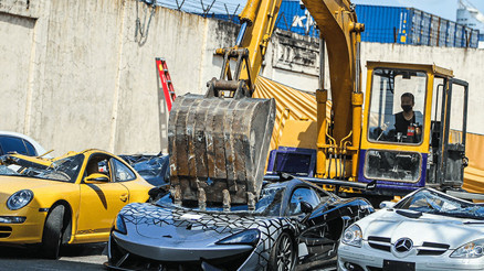 Kaçak otomobiller hurda oldu... Lüks araçları böyle parçaladılar