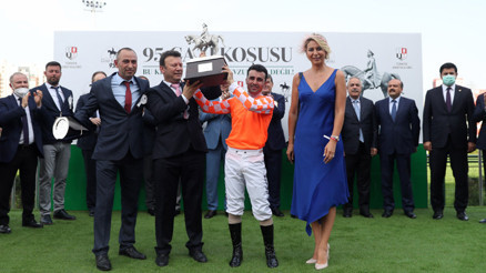 Son Dakika Haberi... Gazi Koşusunda kazanan Burgas Ahmet Çelikten 7. zafer...