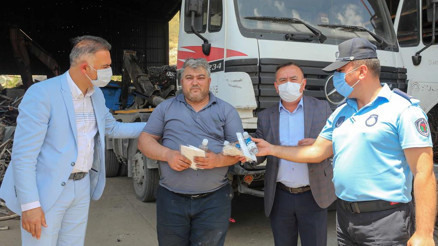 Esnafa dezenfektan ve maske dağıtıldı