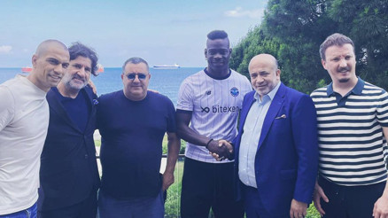 Son Dakika: Mario Balotelli 3 yıllığına Adana Demirsporda İstanbula geldi, imzayı attı Sözleşme detayı...