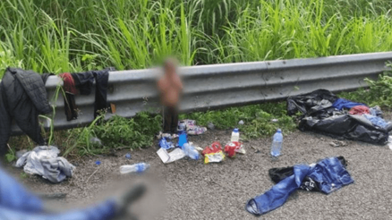 Babasıyla ABDye göç etmeye çalışan iki yaşındaki çocuk Meksikada yol kenarında bulundu