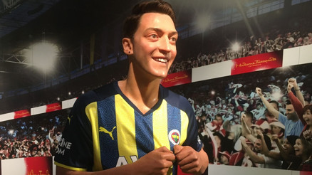 Fenerbahçenin dünya yıldızı Mesut Özil’in balmumu figürü İstanbul’da