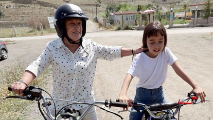 Süper babaanne motokrosçu torun