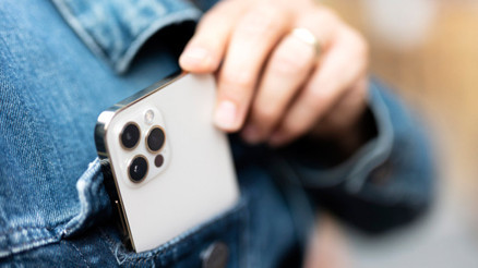 Telefonun kamerasından izlenmek mümkün mü Tehlike altında olduğumuzu nasıl anlarız  İşte merak edilen soruların yanıtları