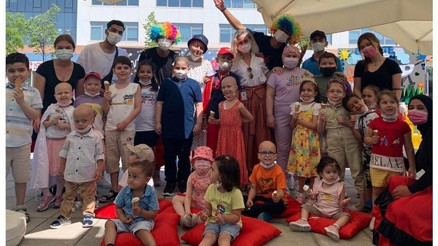Hastane bahçesinde neşeli kutlama