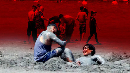 Salda Gölünde akılalmaz görüntüler Yasağa rağmen nargile ve çamur banyosu...