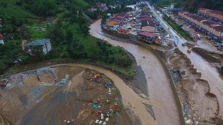 Meteorolojinin uyarısı ve AFADın müdahalesiyle Rize ve Artvinde olası can kayıplarının önüne geçildi