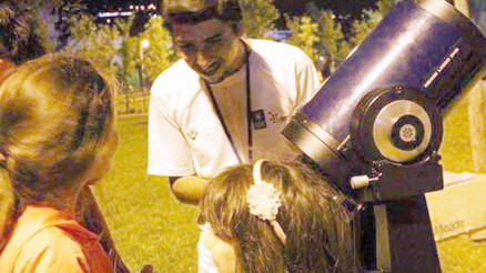 Gökyüzünü öğretiyor