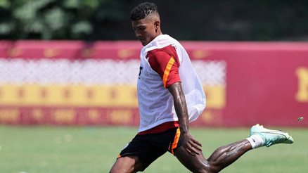 Son dakika: Galatasarayın yeni transferi Patrick Van Aanholt ilk antrenmanına çıktı Taylan Antalyalı da döndü