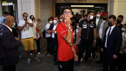 İstanbulda Mete Gazoz çılgınlığı Yurda döndü, böyle karşılandı