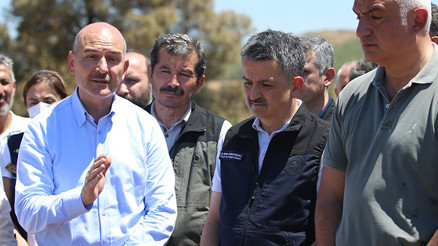 Son dakika: Bakanlar yangın bölgesinde... Soylu: 300e yakın ihbar aldık, özel ekip çalışıyor Son dakika: Bakanlar yangın bölgesinde... Soylu: 300e yakın ihbar aldık, özel ekip çalışıyor