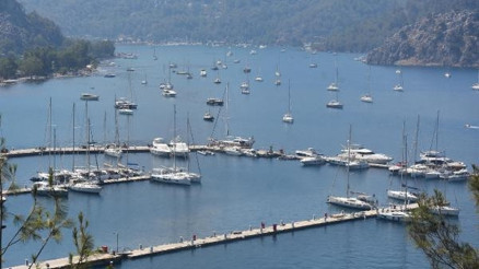 Marmariste alevler ilerliyor, marinadaki yatlar ve tekneler açığa demirledi
